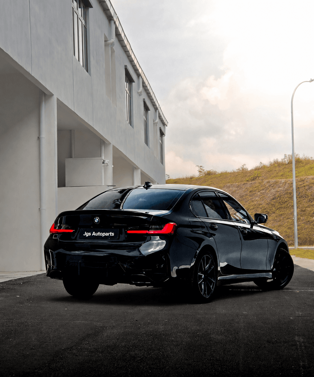 Black BMW G20 after its LCI conversion, viewed from the rear