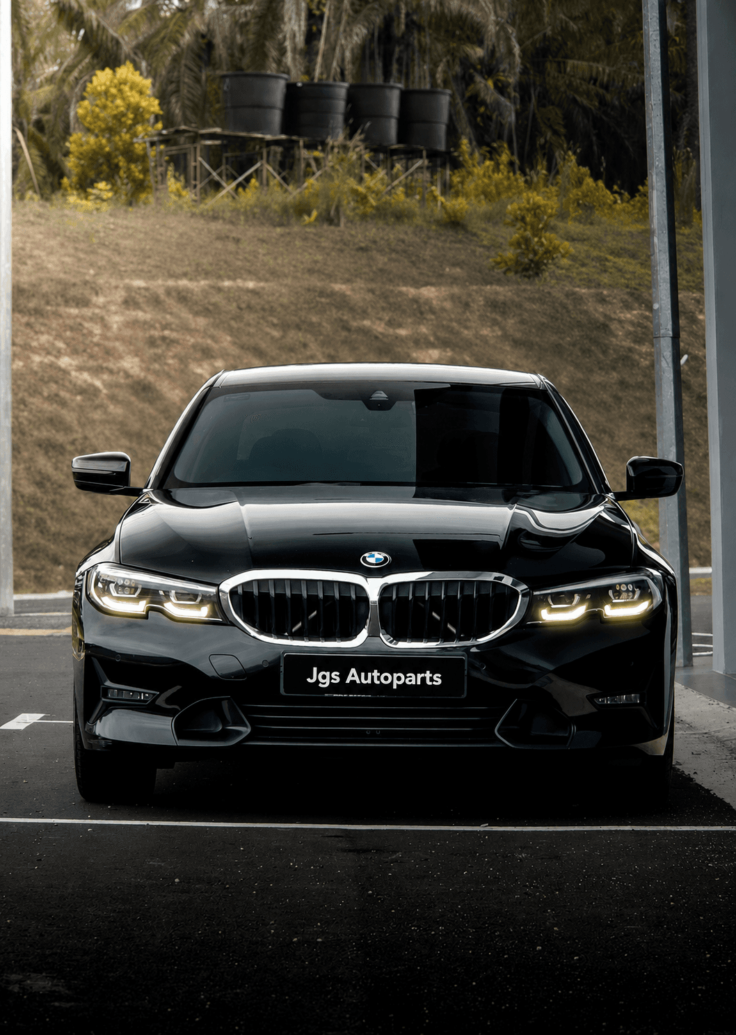 Black BMW G20 before its LCI conversion, viewed from the front