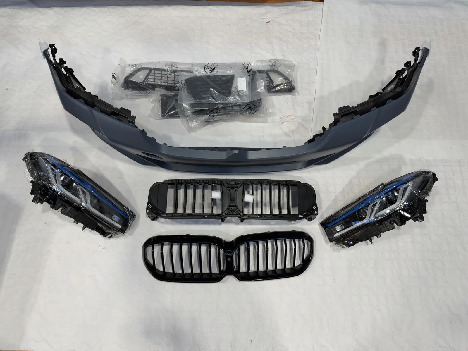 BMW G30 Front end with headlight, catalogue photo 1