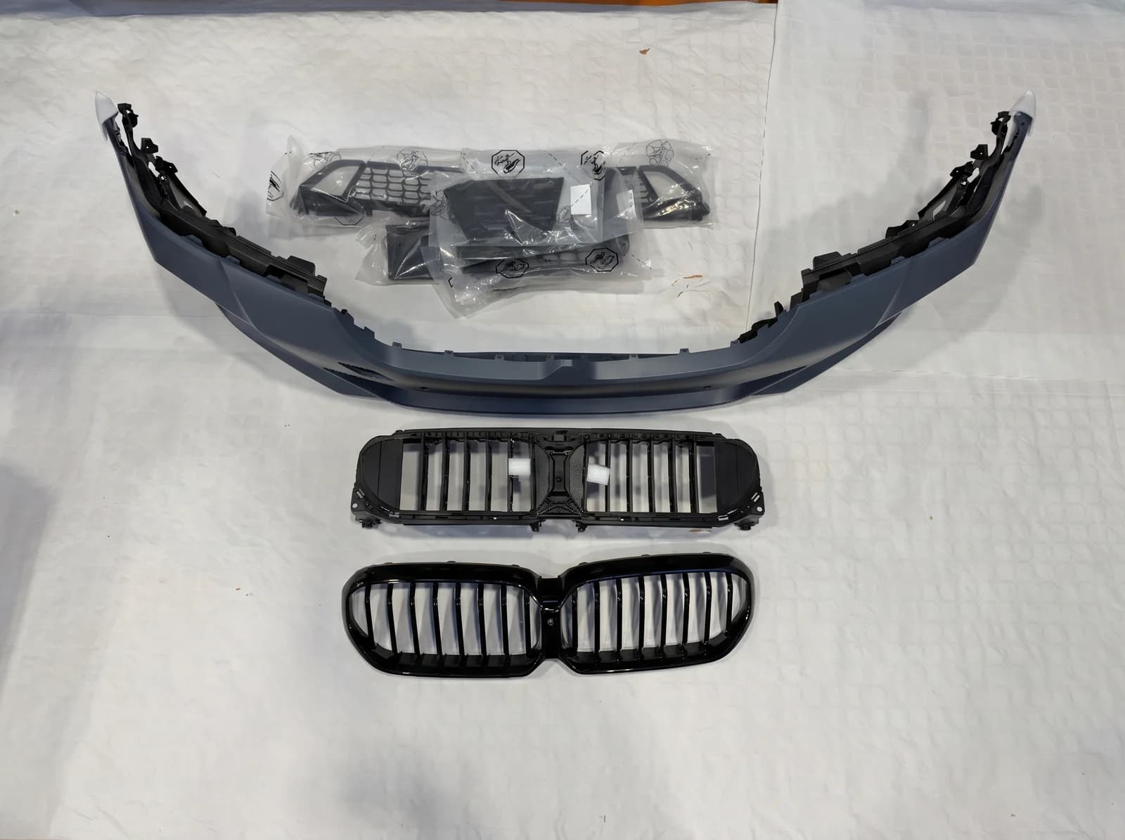 BMW G30 Front end without headlight, catalogue photo 1